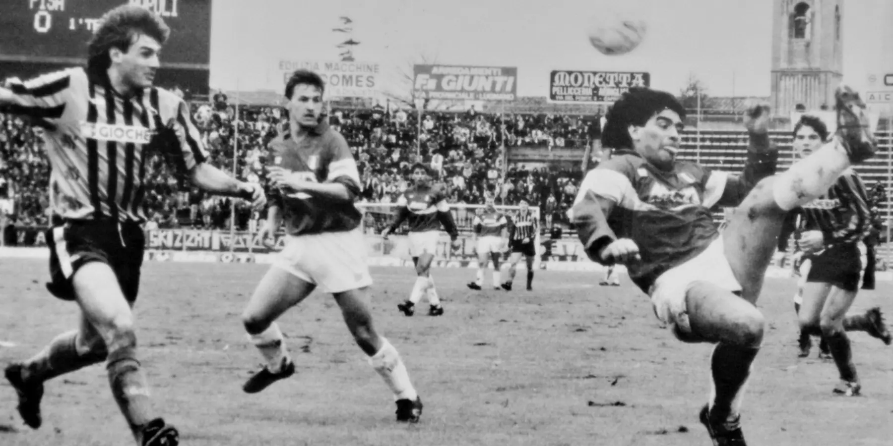 Maradona-allArena-nellunica-gara-della-sua-carriera-giocata-con-la-maglia-n.9