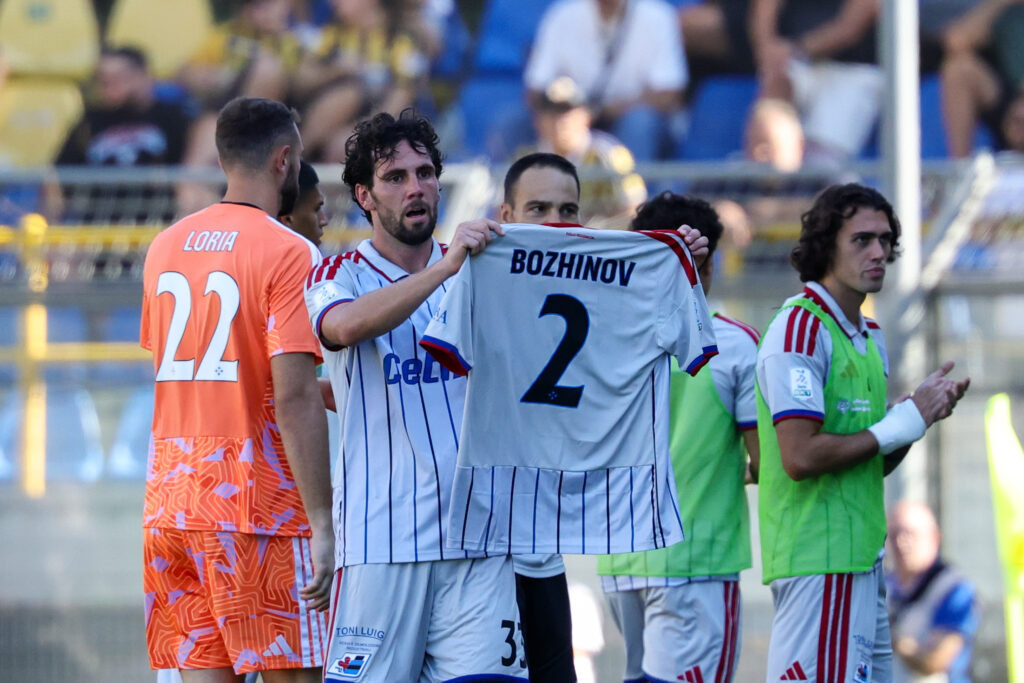 Arturo Calabresi (A.C. Pisa 1909);  esulta dopo il gol 0-1 con la maglia di Rosen Bozhinov compagno che ha lasciato la partita dopo il malore per il troppo caldo  durante la partita tra Juve Stabia-Pisa  del Campionato italiano di calcio Serie BKT 2026/2027 - Stadio Romeo Menti, Castellammare di Stabia, Italia - Domenica 06 settembre  2026 - Sport(Photo by Alessandro Garofalo/LaPresse)