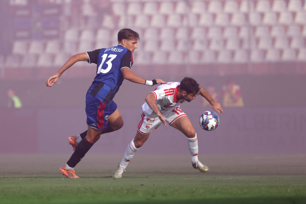 Andrea Primasso (13 Pisa Sporting Club) Francesco Ruocco (19 Mantova 1911)durante la partita di Serie B tra Mantova e Pisa allo stadio Danilo Martelli Pata Stadium di Mantova, Italia - Domenica 20 Settembre 2026. Sport - Calcio. (Foto di Stefano Nicoli/Lapresse)