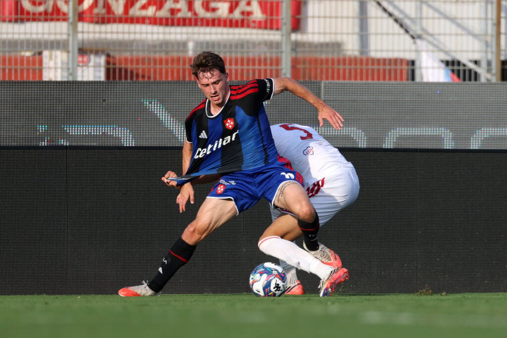 Bodin Tomasevic (5 Mantova 1911), Matteo Tramoni (10 Pisa Sporting Club) durante la partita di Serie B tra Mantova e Pisa allo stadio Danilo Martelli Pata Stadium di Mantova, Italia - Domenica 20 Settembre 2026. Sport - Calcio. (Foto di Stefano Nicoli/Lapresse)