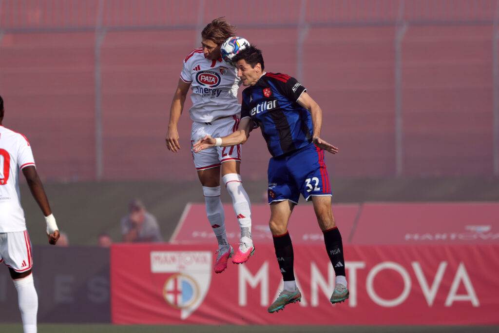 Alessio Castellini (27 Mantova 1911) Stefano Moreo (32 Pisa Sporting Club) durante la partita di Serie B tra Mantova e Pisa allo stadio Danilo Martelli Pata Stadium di Mantova, Italia - Domenica 20 Settembre 2026. Sport - Calcio. (Foto di Stefano Nicoli/Lapresse)