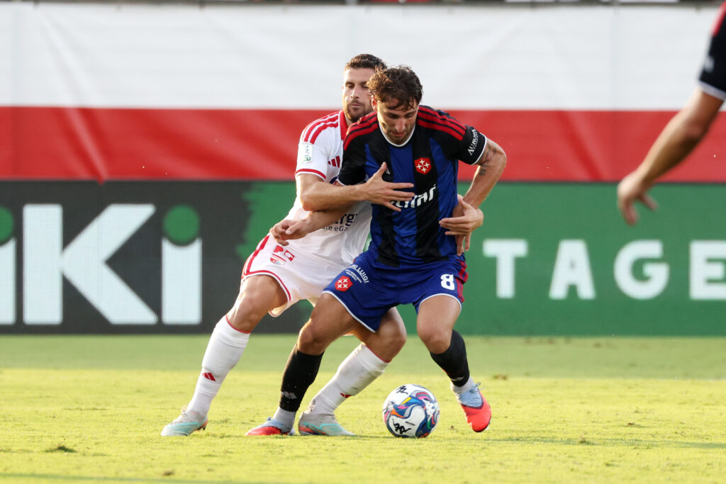 Stefano Cella (29 Mantova 1911) Matteo Tramoni (10 Pisa Sporting Club) durante la partita di Serie B tra Mantova e Pisa allo stadio Danilo Martelli Pata Stadium di Mantova, Italia - Domenica 20 Settembre 2026. Sport - Calcio. (Foto di Stefano Nicoli/Lapresse)